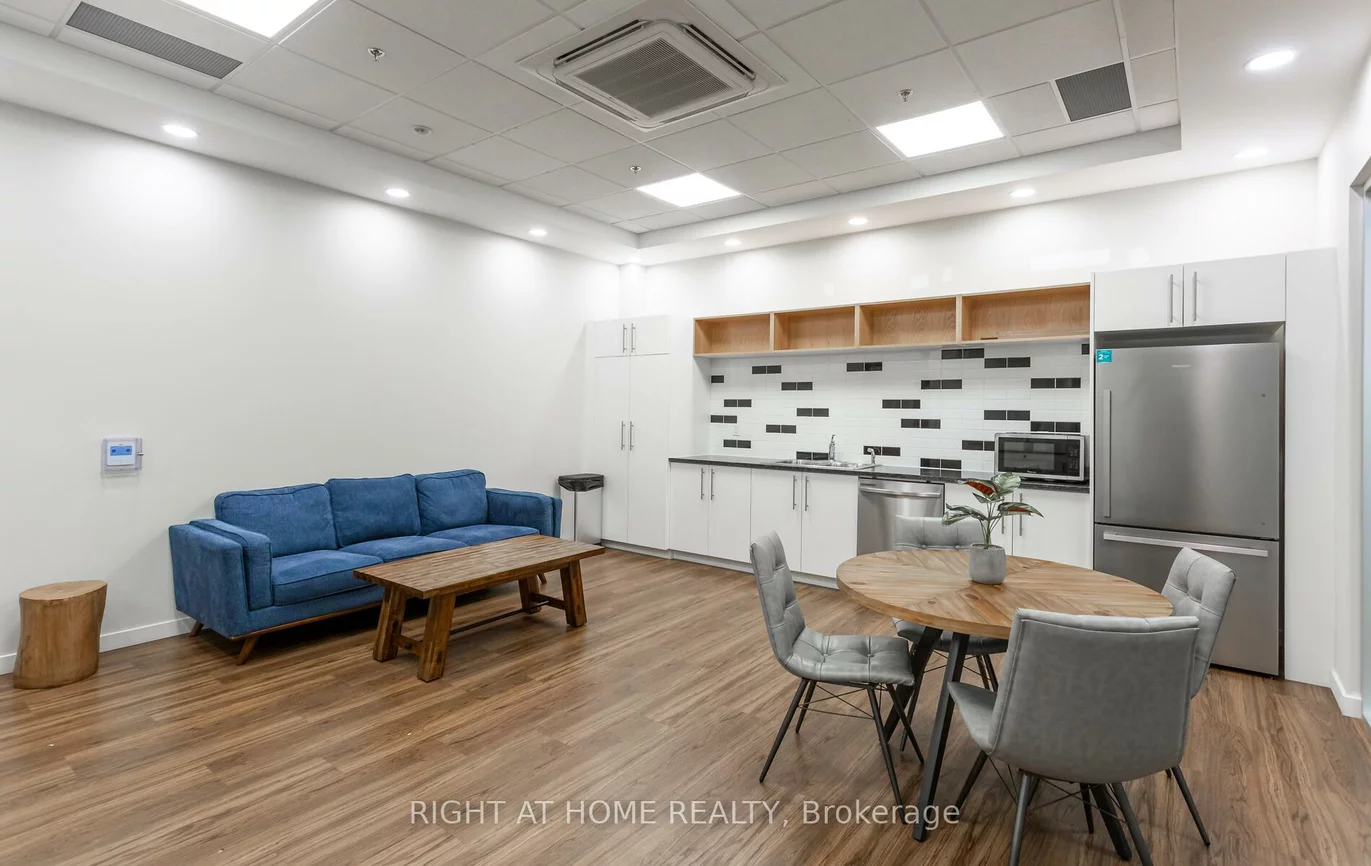 1670, North Service, 1014 - QE Queen Elizabeth, Oakville