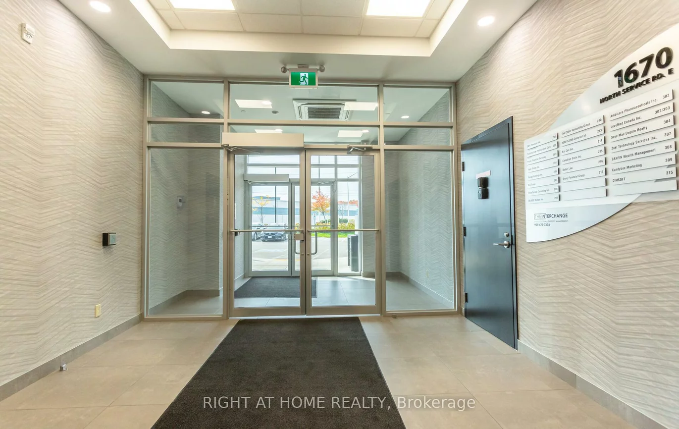 1670, North Service, 1014 - QE Queen Elizabeth, Oakville