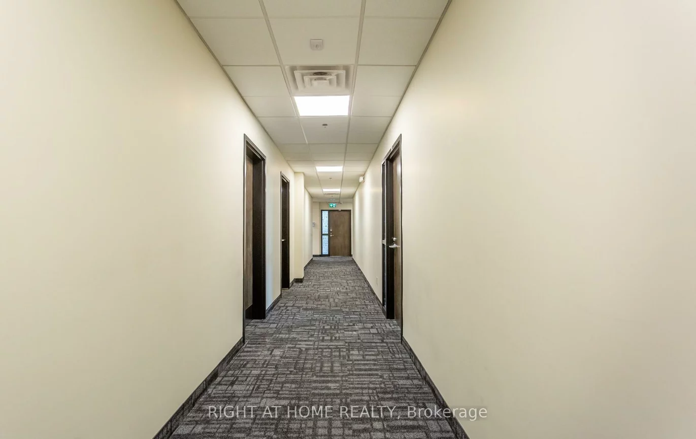 1670, North Service, 1014 - QE Queen Elizabeth, Oakville