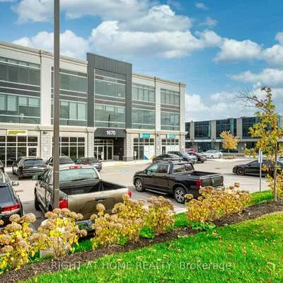 1670, North Service, 1014 - QE Queen Elizabeth, Oakville