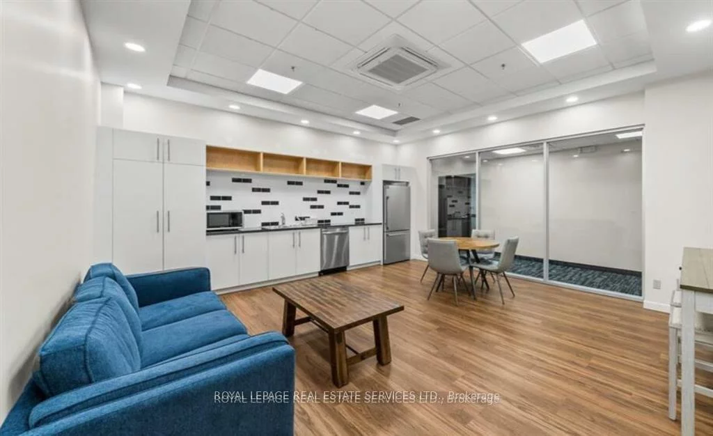 1670, North Service, 1014 - QE Queen Elizabeth, Oakville