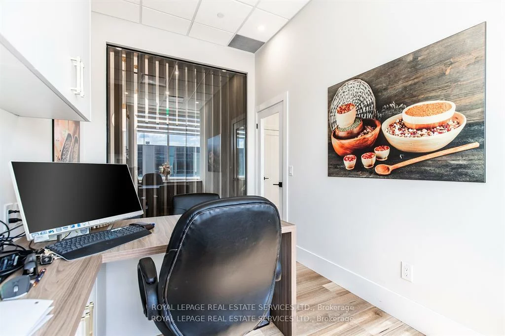 1670, North Service, 1014 - QE Queen Elizabeth, Oakville