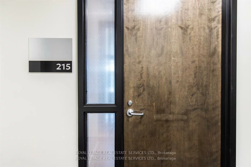 1670, North Service, 1014 - QE Queen Elizabeth, Oakville