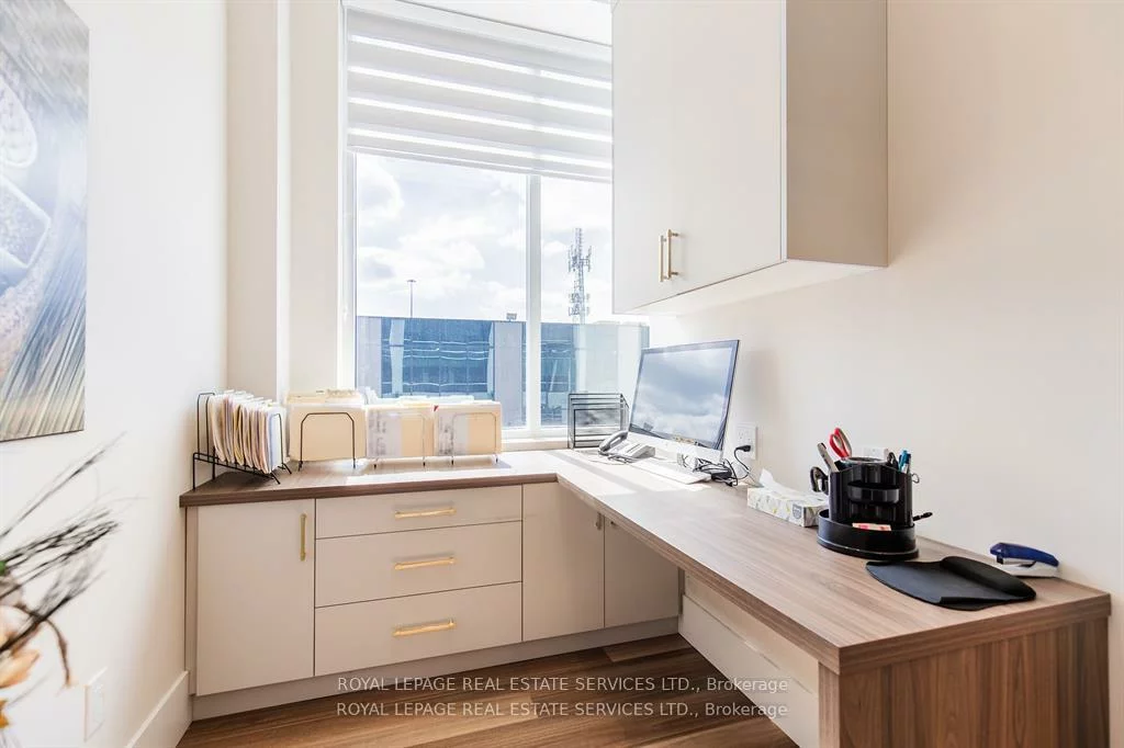 1670, North Service, 1014 - QE Queen Elizabeth, Oakville