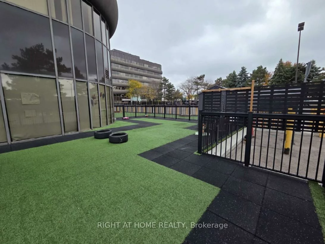 700, Dorval, 1014 - QE Queen Elizabeth, Oakville