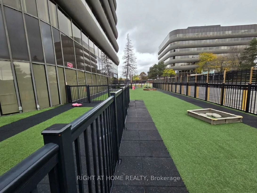 700, Dorval, 1014 - QE Queen Elizabeth, Oakville