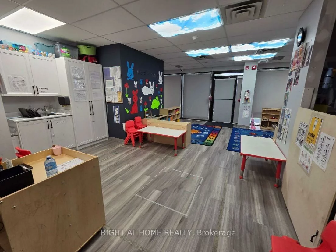 700, Dorval, 1014 - QE Queen Elizabeth, Oakville