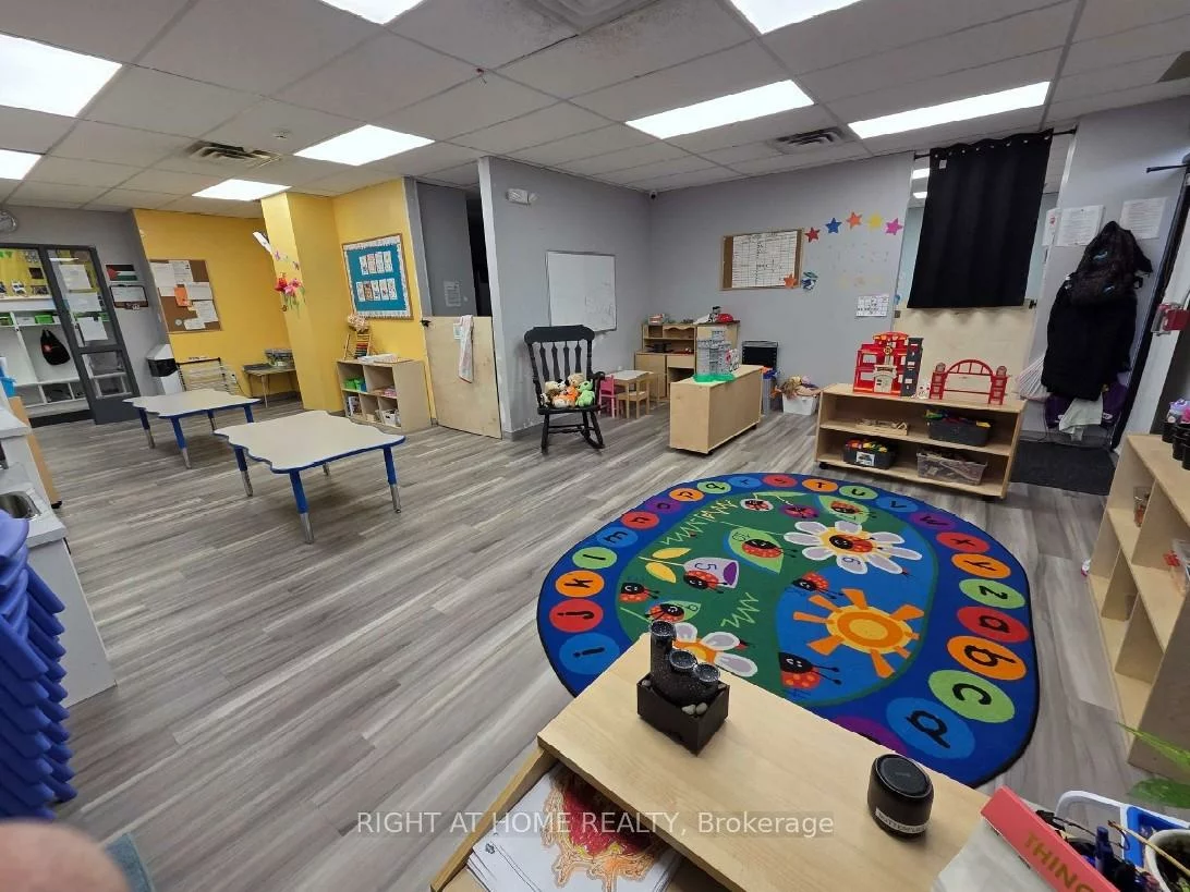 700, Dorval, 1014 - QE Queen Elizabeth, Oakville