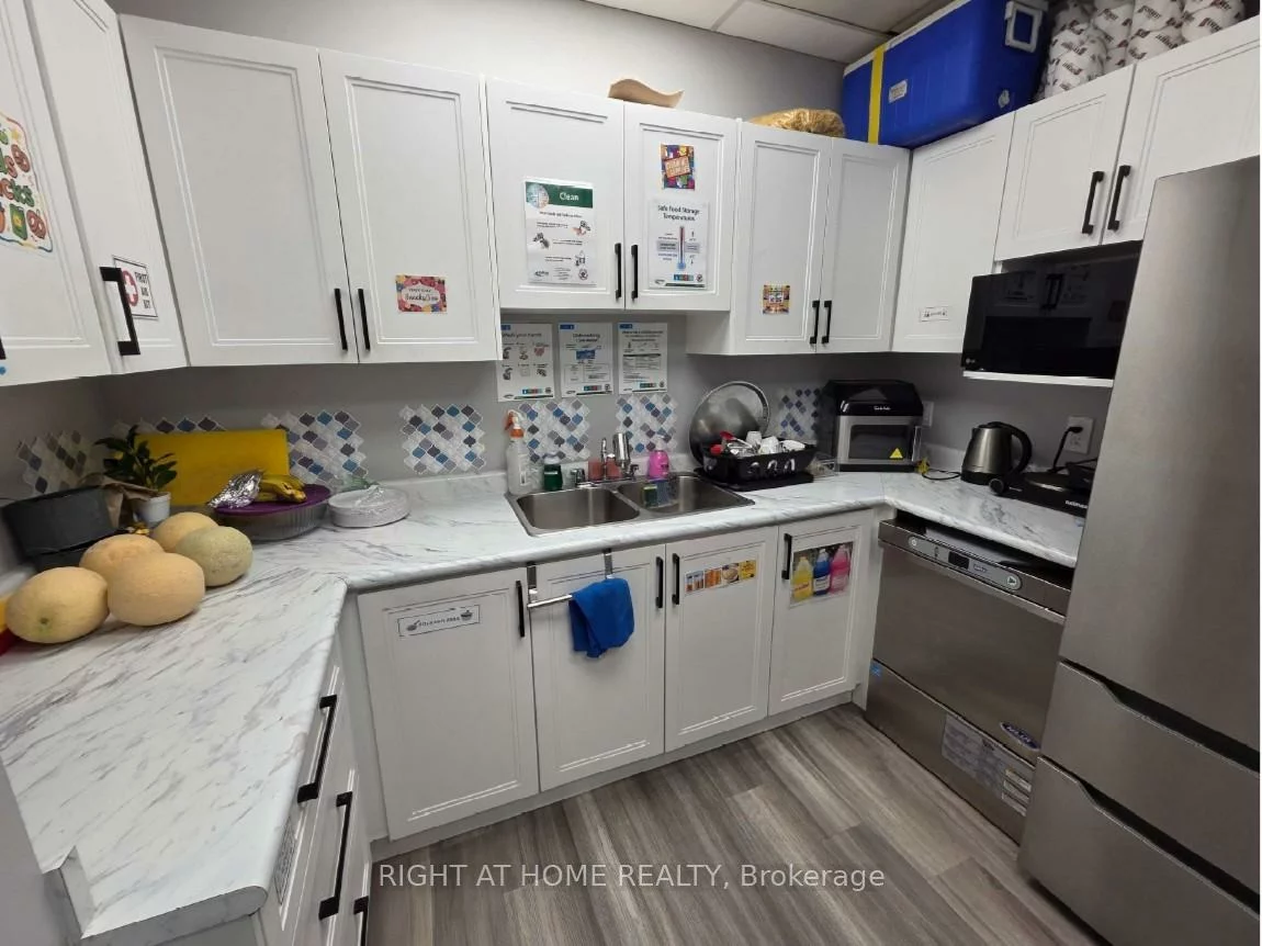 700, Dorval, 1014 - QE Queen Elizabeth, Oakville