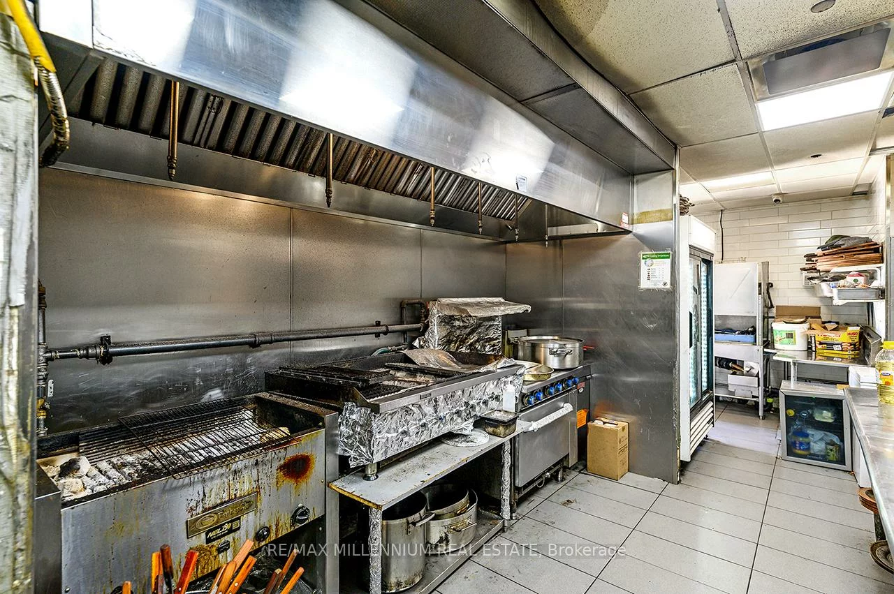 2520, Postmaster, 1019 - WM Westmount, Oakville