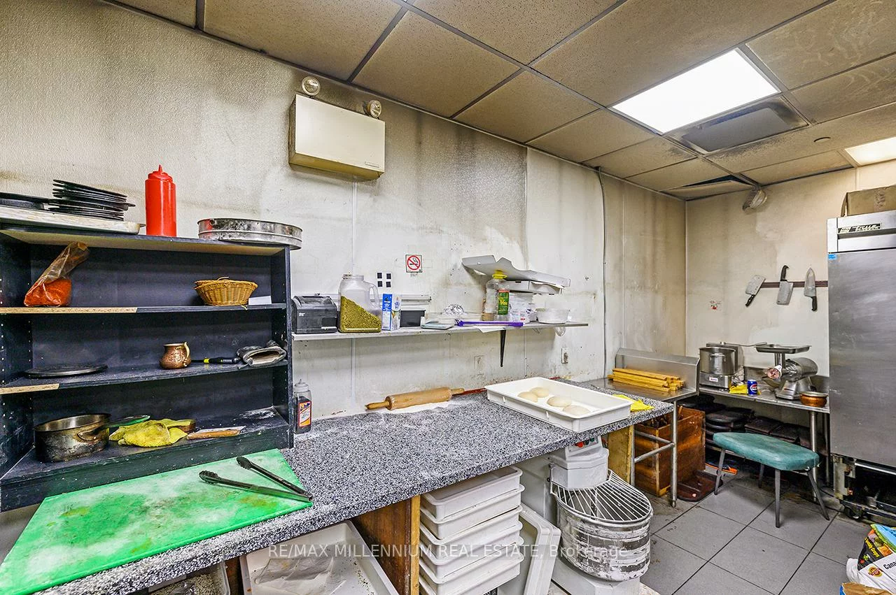 2520, Postmaster, 1019 - WM Westmount, Oakville