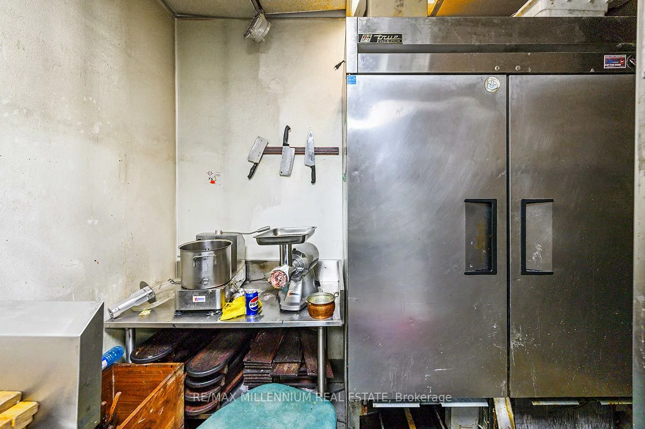 2520, Postmaster, 1019 - WM Westmount, Oakville