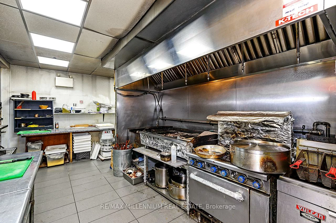 2520, Postmaster, 1019 - WM Westmount, Oakville