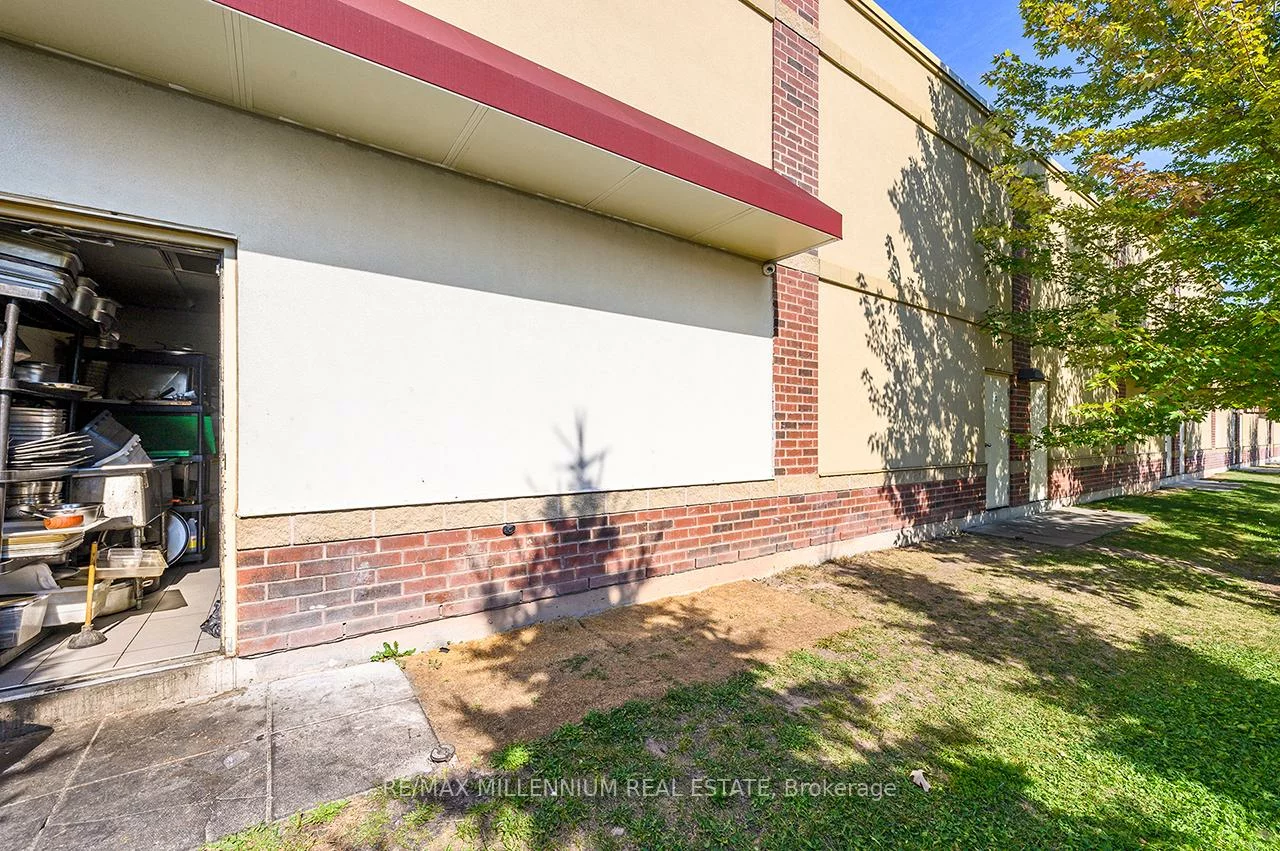 2520, Postmaster, 1019 - WM Westmount, Oakville