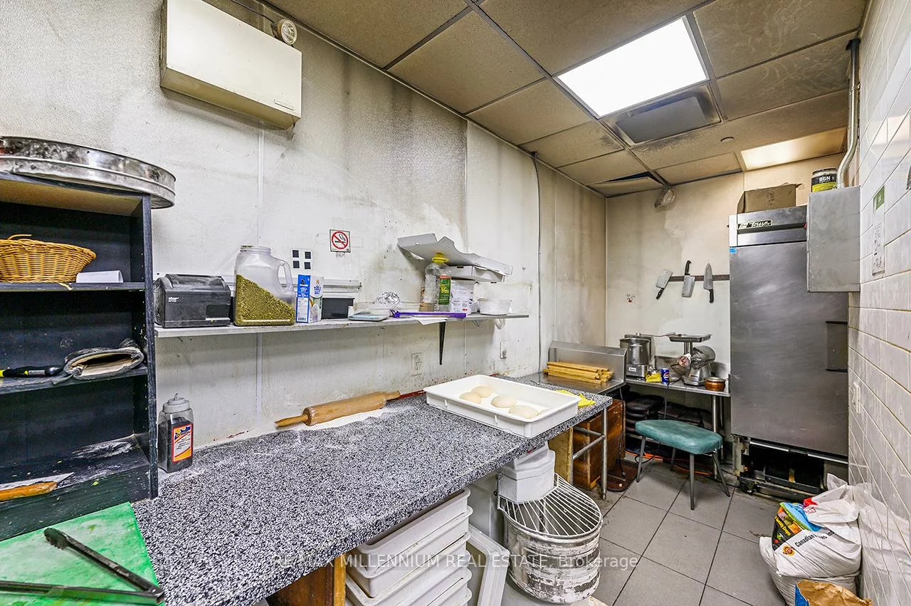 2520, Postmaster, 1019 - WM Westmount, Oakville