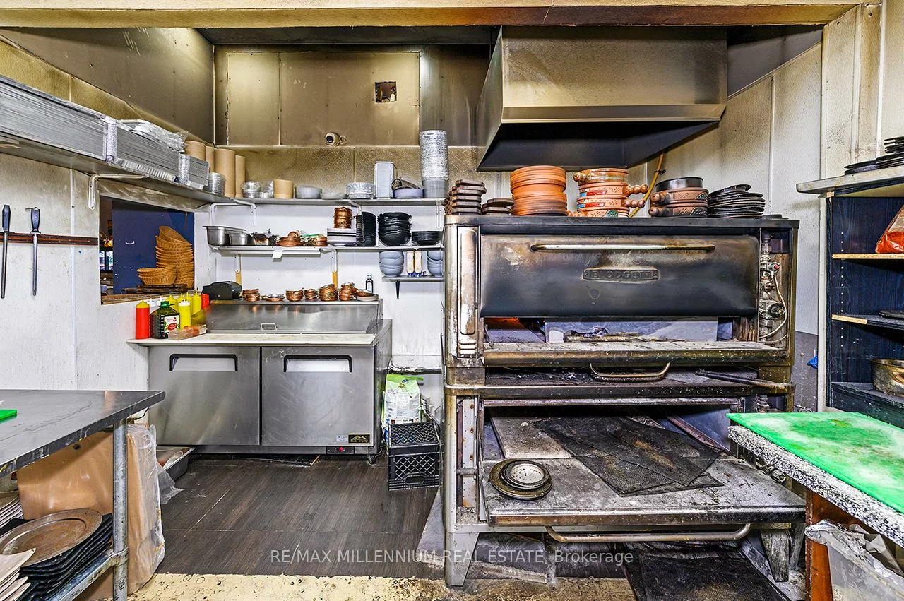 2520, Postmaster, 1019 - WM Westmount, Oakville