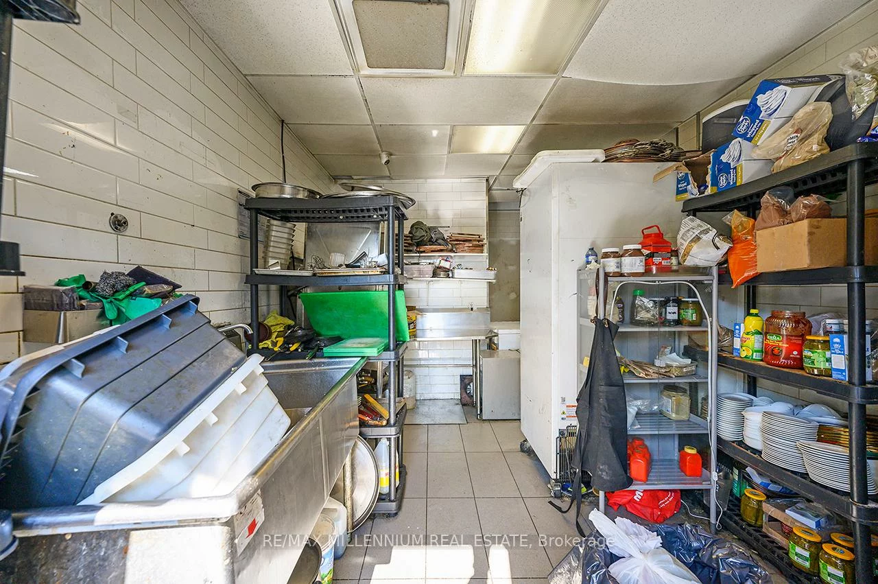 2520, Postmaster, 1019 - WM Westmount, Oakville