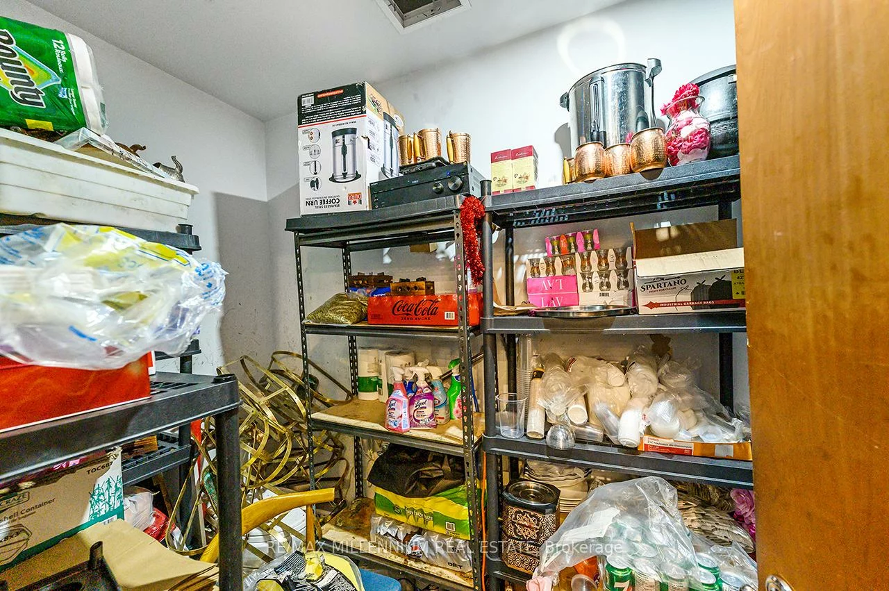 2520, Postmaster, 1019 - WM Westmount, Oakville