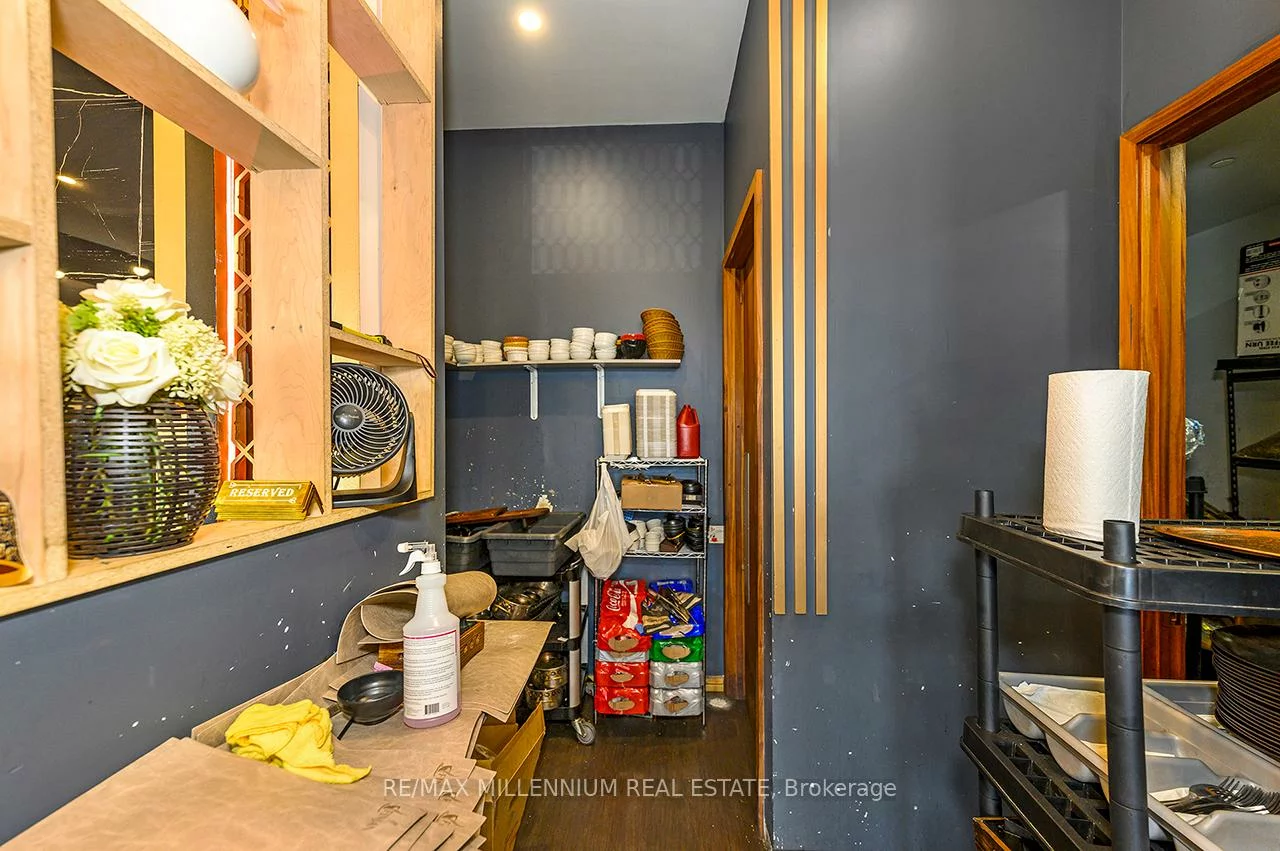 2520, Postmaster, 1019 - WM Westmount, Oakville