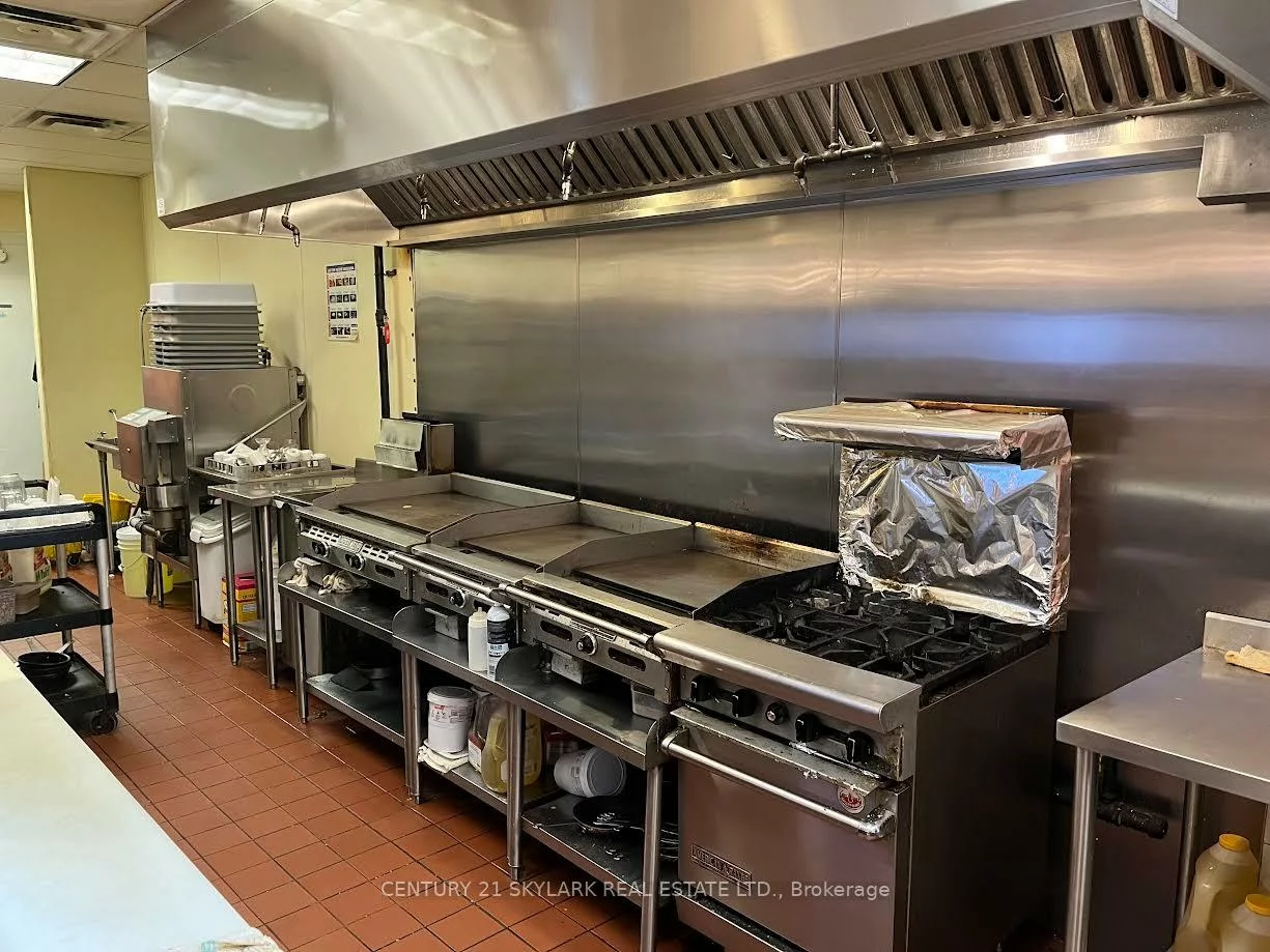 280, North Service, 1014 - QE Queen Elizabeth, Oakville