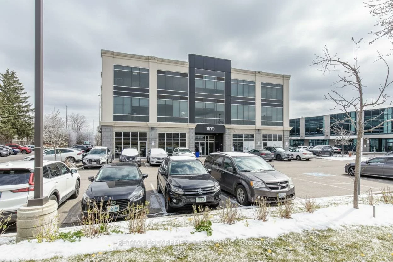 1670, North Service, 1014 - QE Queen Elizabeth, Oakville