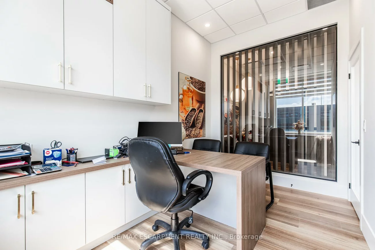 1670, North Service, 1014 - QE Queen Elizabeth, Oakville