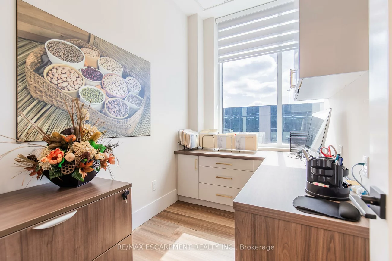 1670, North Service, 1014 - QE Queen Elizabeth, Oakville