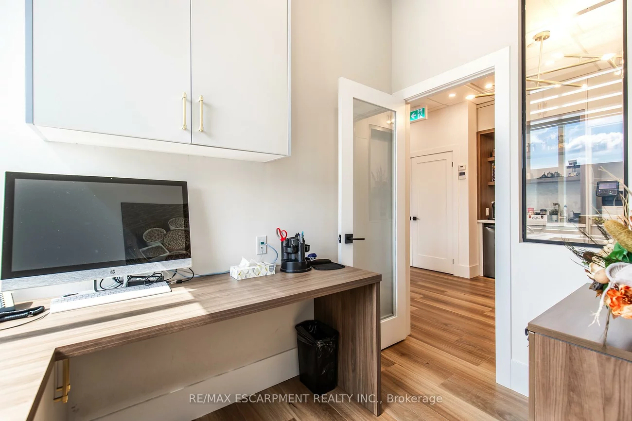 1670, North Service, 1014 - QE Queen Elizabeth, Oakville