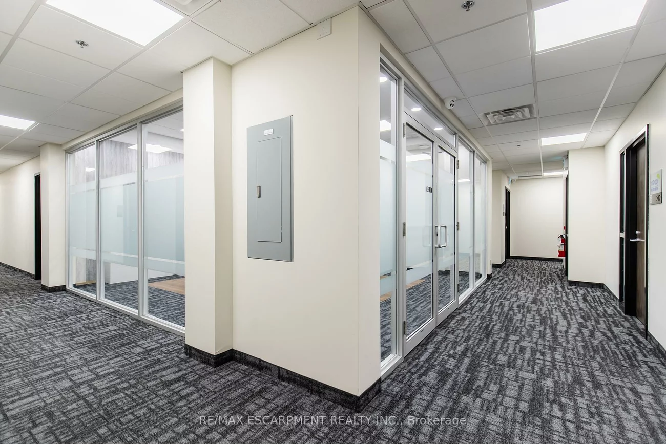 1670, North Service, 1014 - QE Queen Elizabeth, Oakville