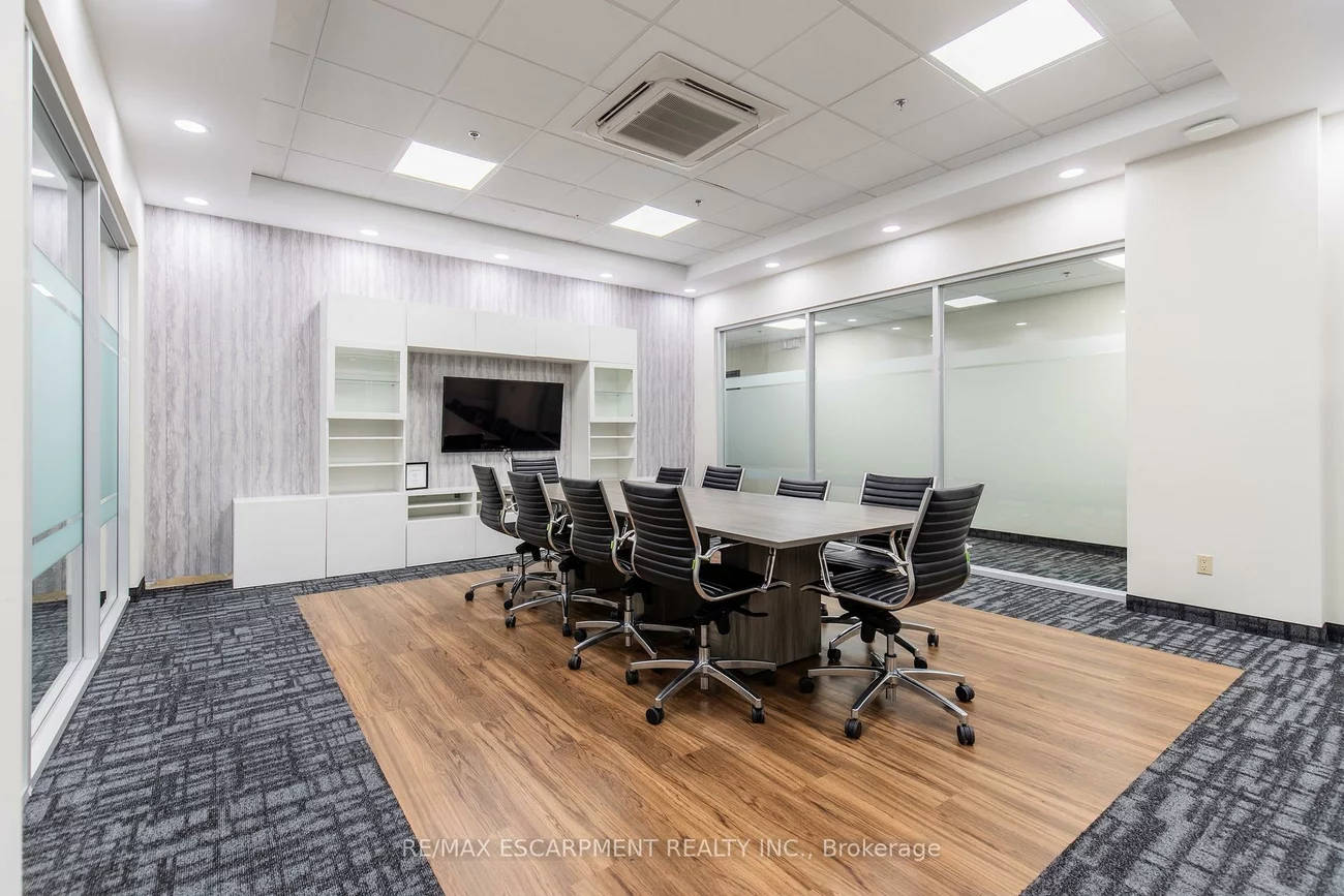 1670, North Service, 1014 - QE Queen Elizabeth, Oakville