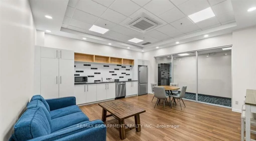 1670, North Service, 1014 - QE Queen Elizabeth, Oakville