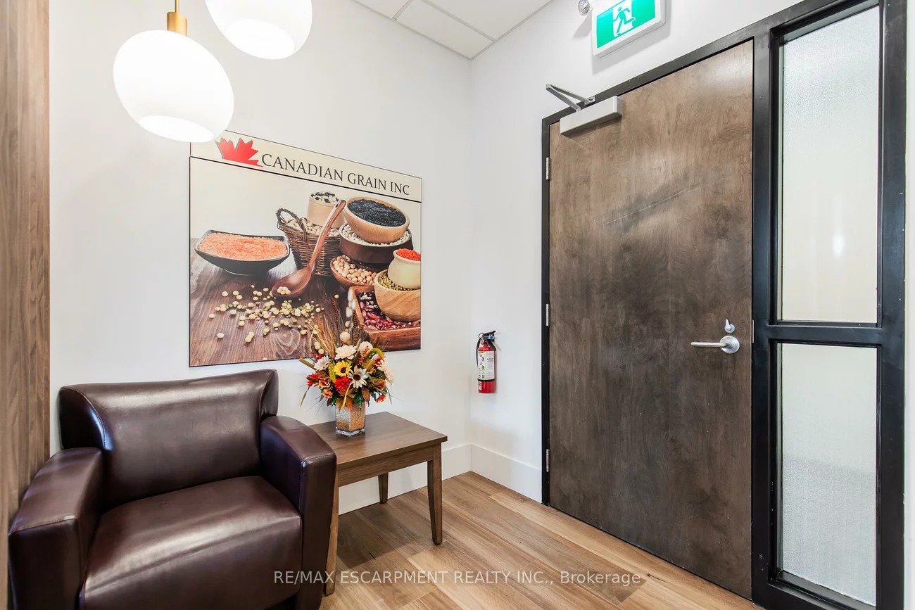 1670, North Service, 1014 - QE Queen Elizabeth, Oakville