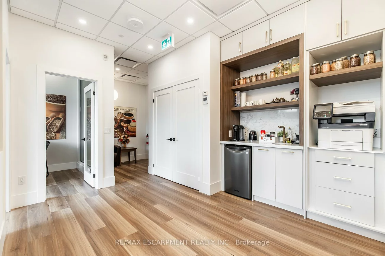 1670, North Service, 1014 - QE Queen Elizabeth, Oakville