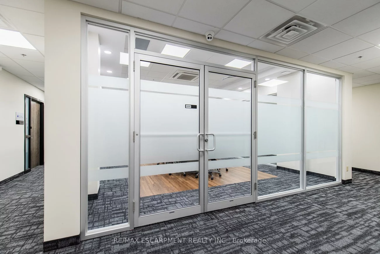 1670, North Service, 1014 - QE Queen Elizabeth, Oakville