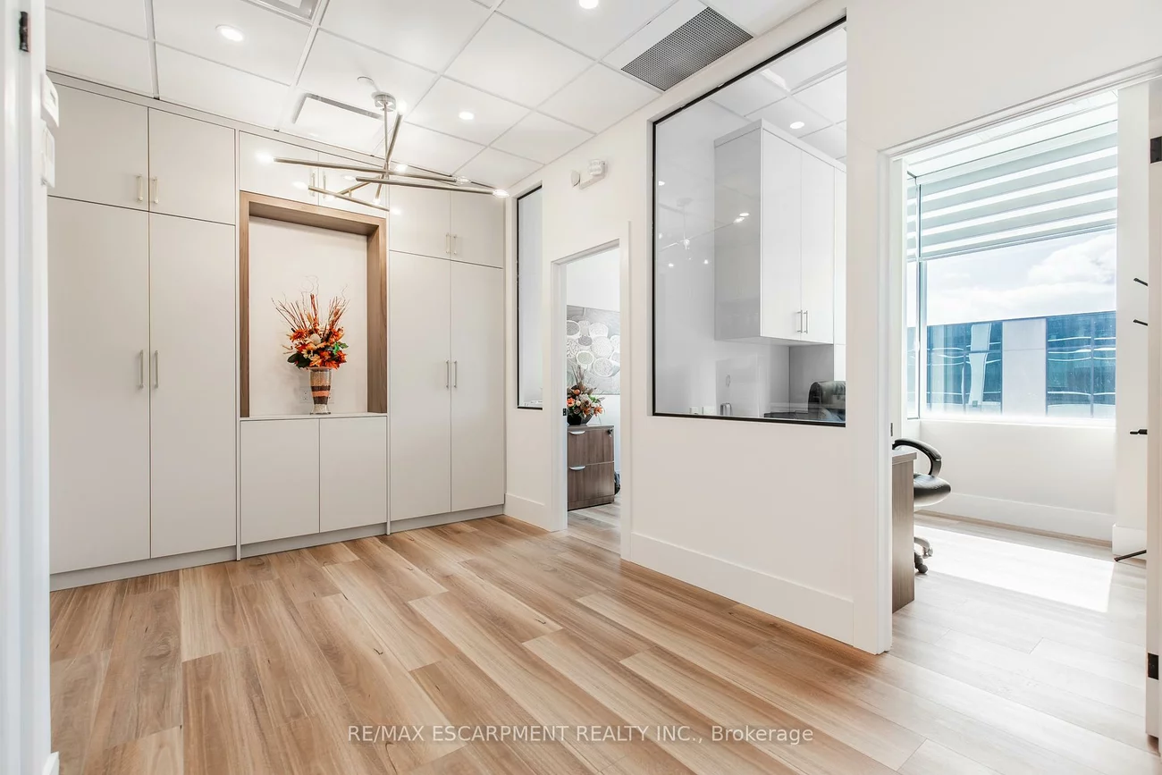 1670, North Service, 1014 - QE Queen Elizabeth, Oakville