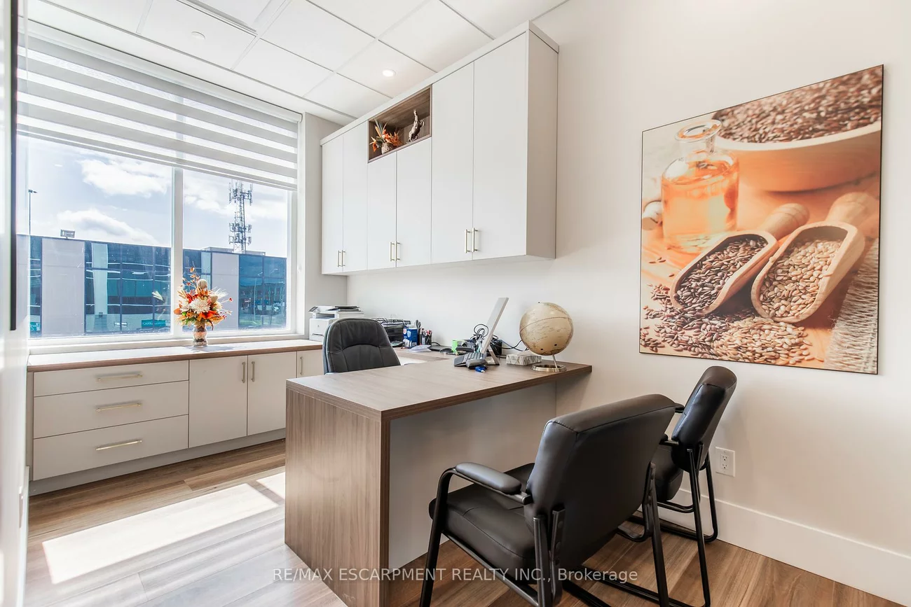 1670, North Service, 1014 - QE Queen Elizabeth, Oakville