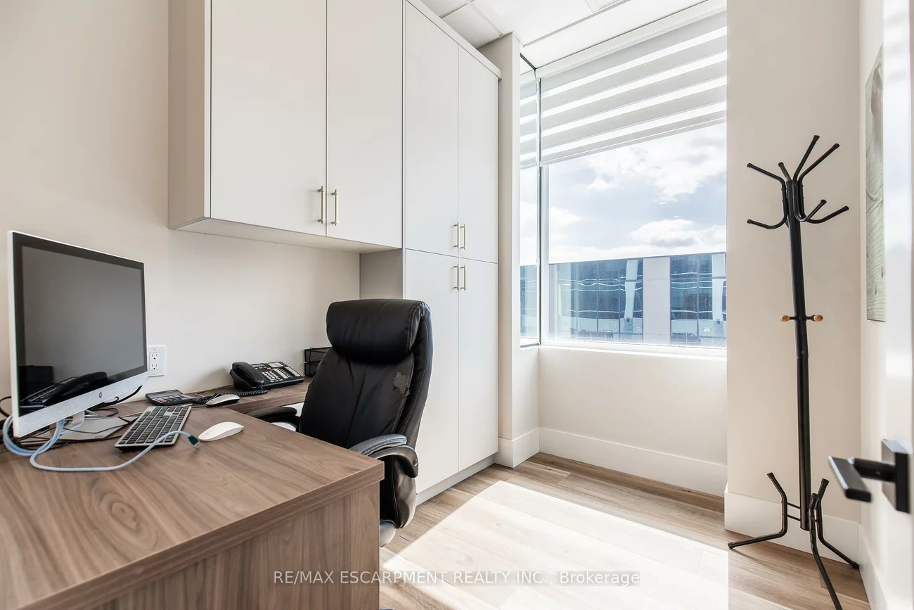 1670, North Service, 1014 - QE Queen Elizabeth, Oakville