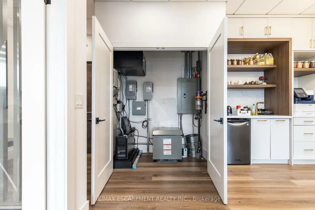 1670, North Service, 1014 - QE Queen Elizabeth, Oakville