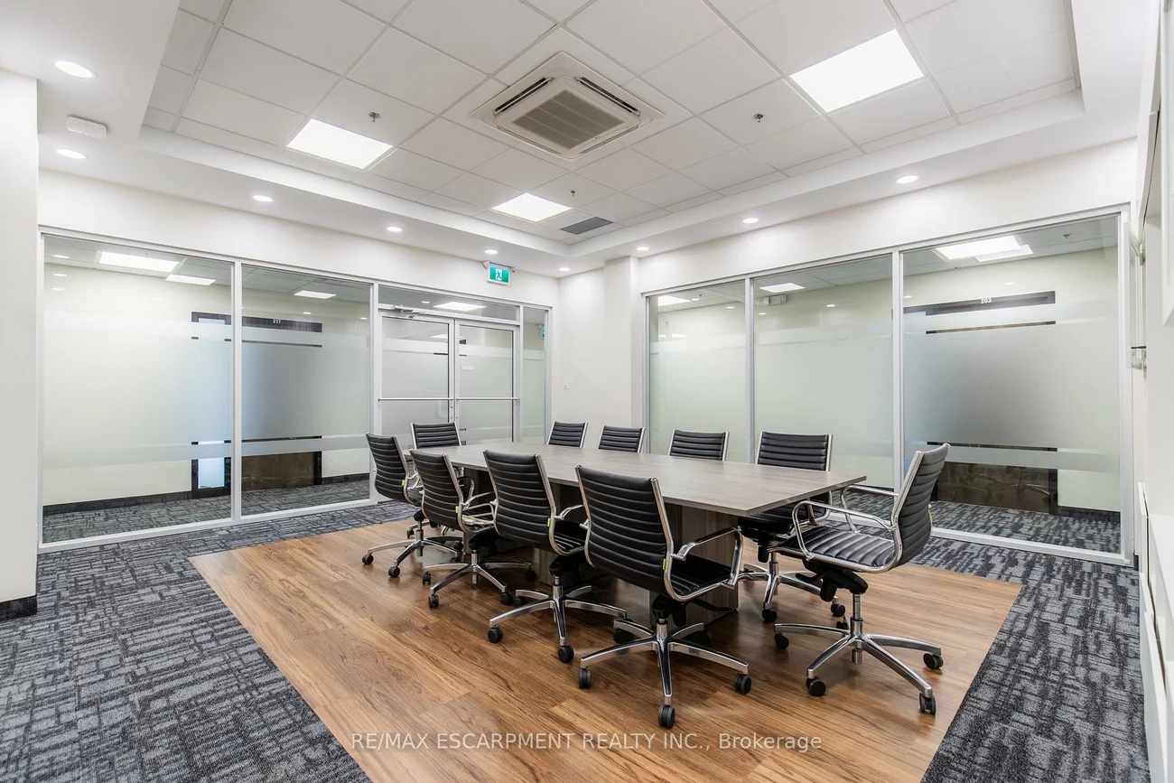 1670, North Service, 1014 - QE Queen Elizabeth, Oakville