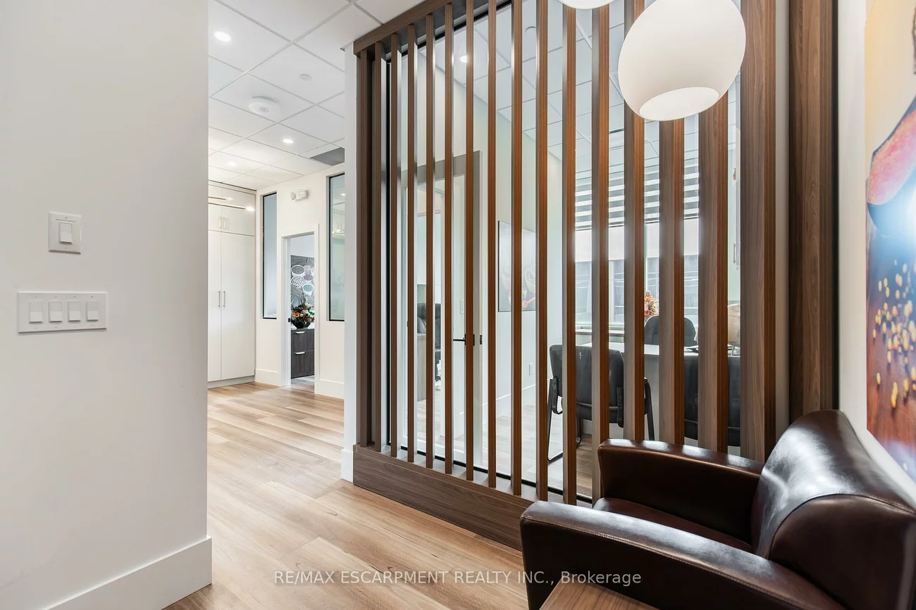 1670, North Service, 1014 - QE Queen Elizabeth, Oakville