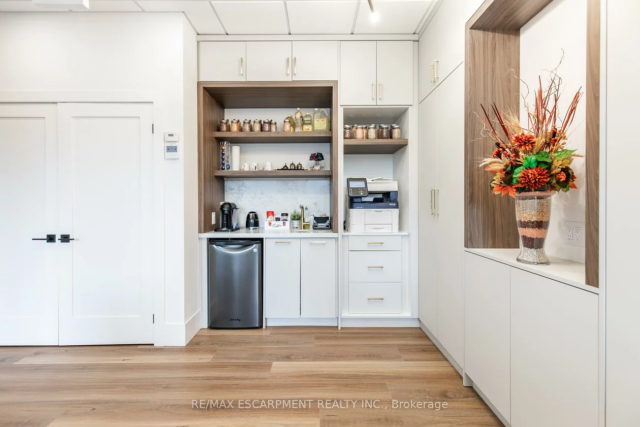 1670, North Service, 1014 - QE Queen Elizabeth, Oakville