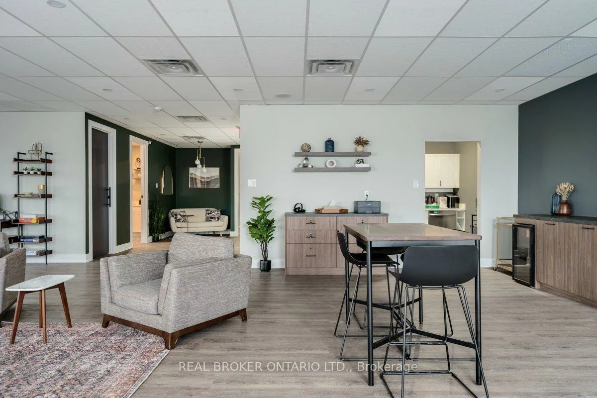 420, North Service, 1014 - QE Queen Elizabeth, Oakville