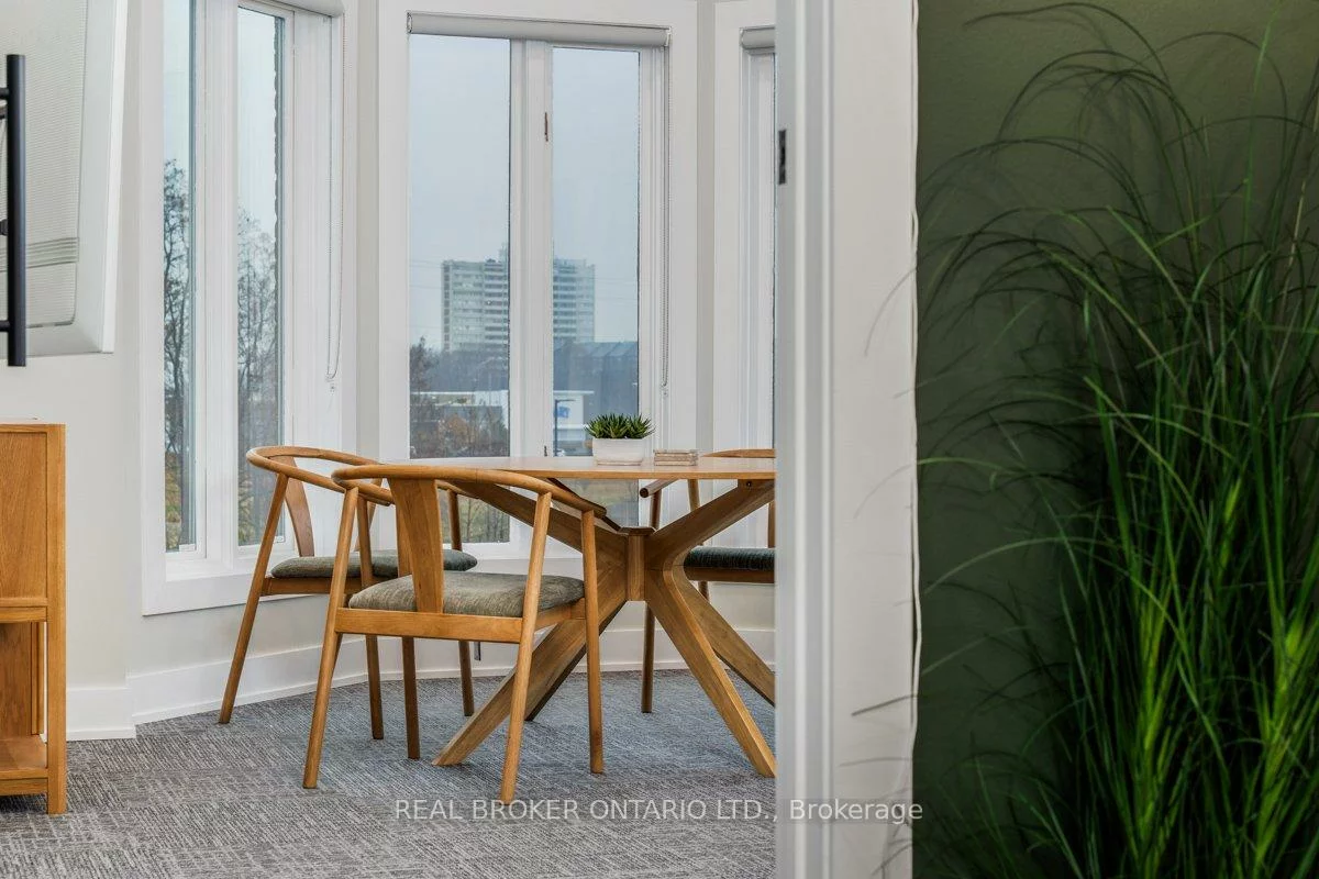 420, North Service, 1014 - QE Queen Elizabeth, Oakville