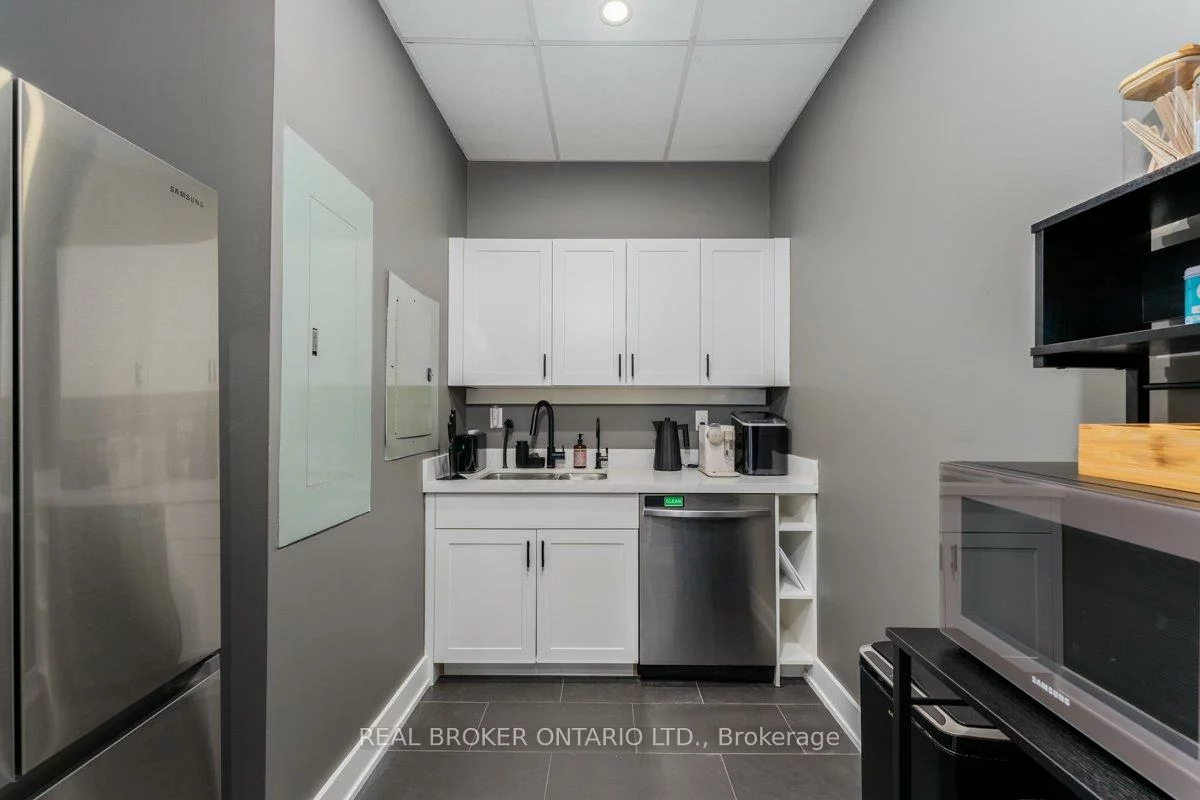 420, North Service, 1014 - QE Queen Elizabeth, Oakville