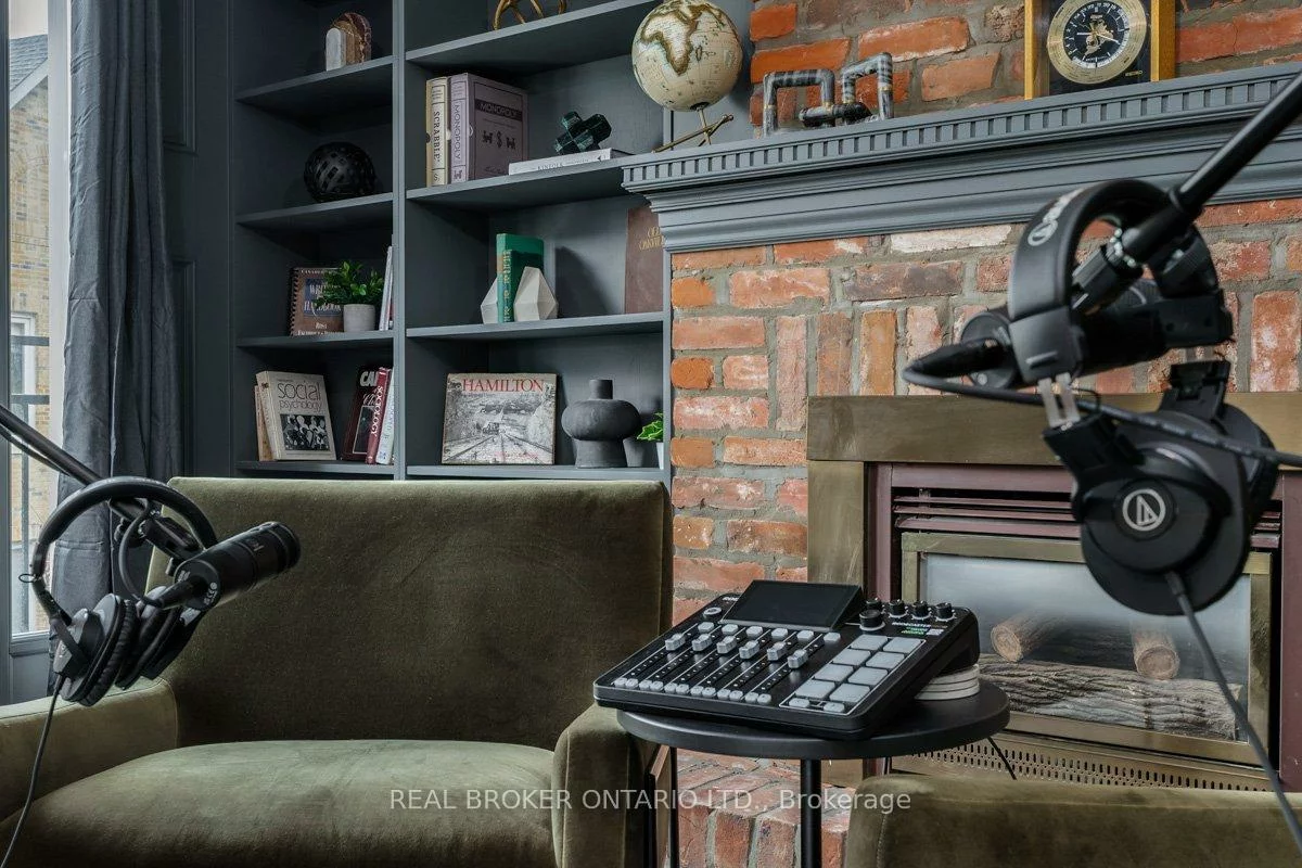 420, North Service, 1014 - QE Queen Elizabeth, Oakville