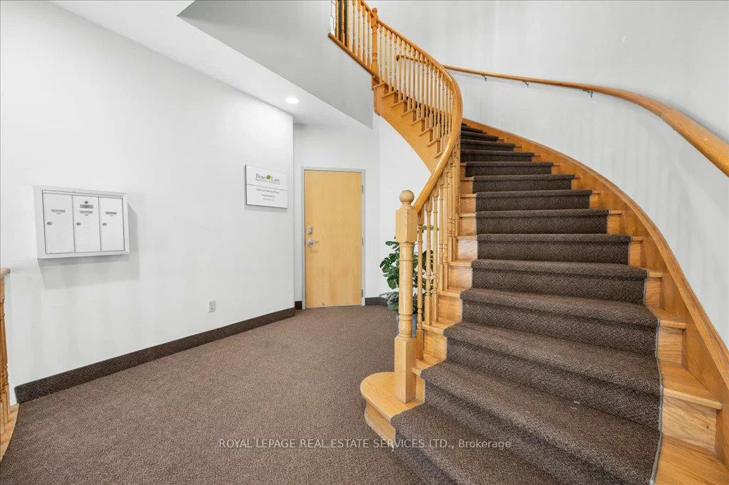 414, North Service, 1014 - QE Queen Elizabeth, Oakville