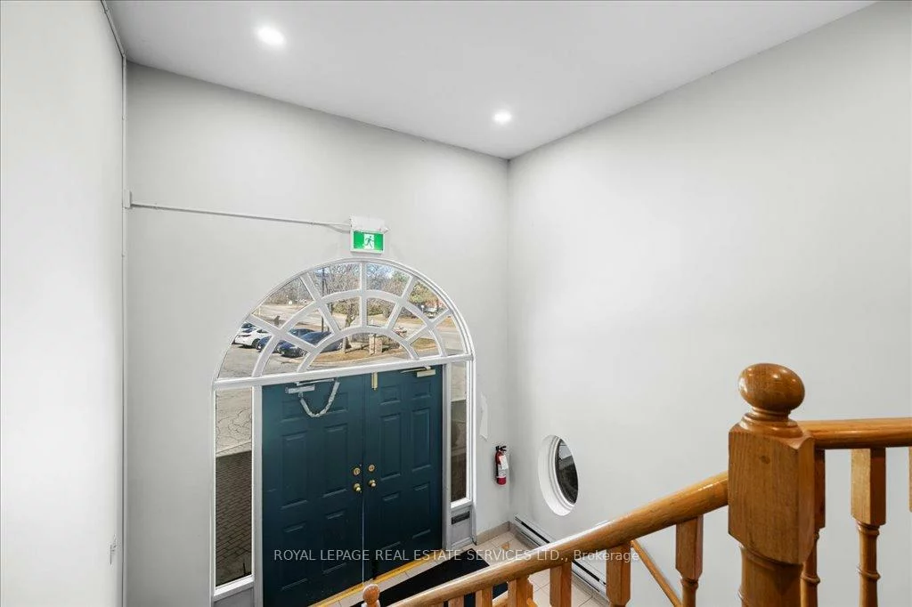 414, North Service, 1014 - QE Queen Elizabeth, Oakville