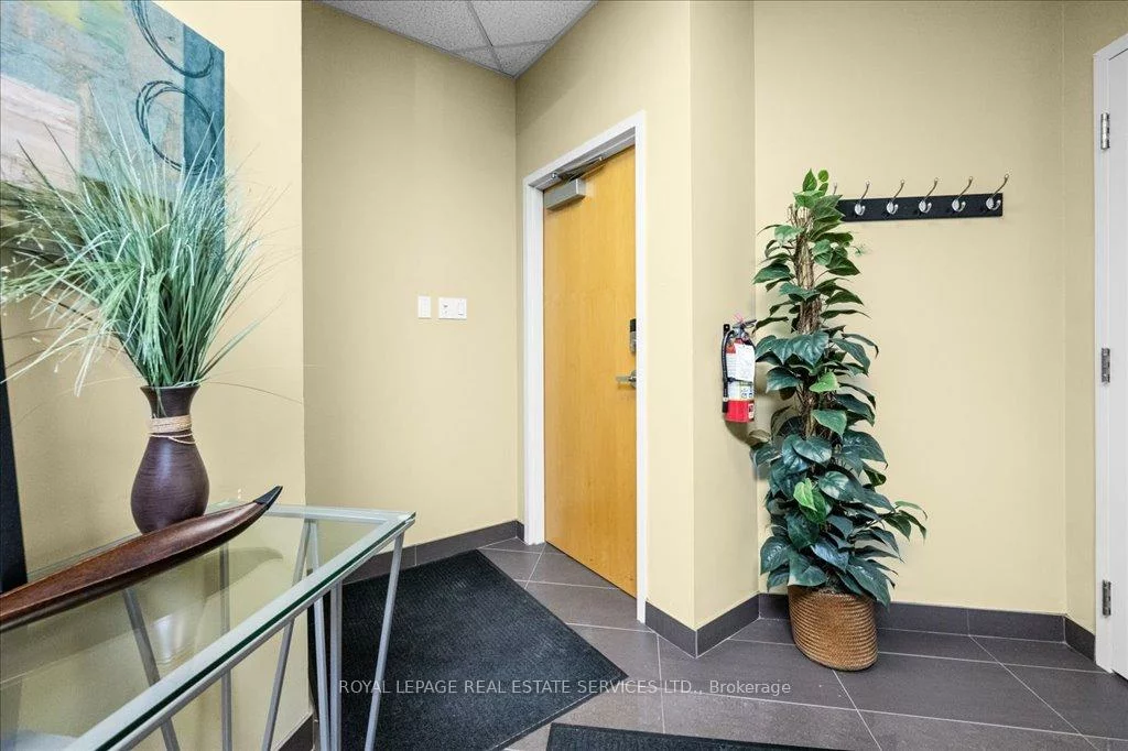 414, North Service, 1014 - QE Queen Elizabeth, Oakville