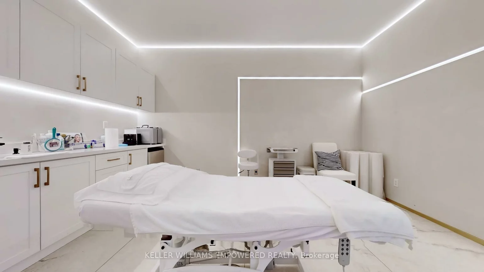 1545, Cornwall, 1014 - QE Queen Elizabeth, Oakville