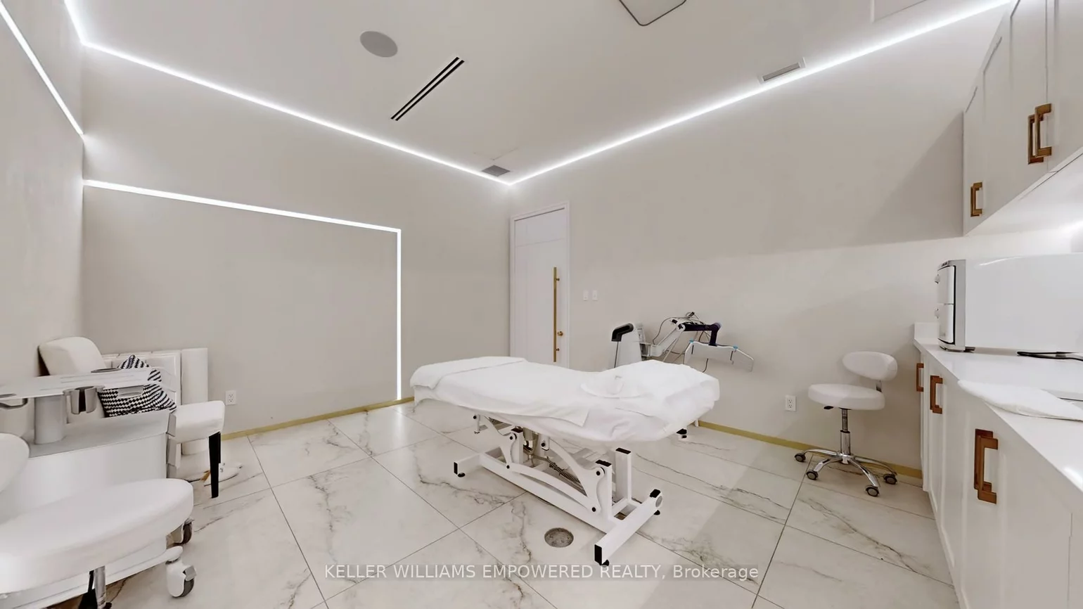 1545, Cornwall, 1014 - QE Queen Elizabeth, Oakville